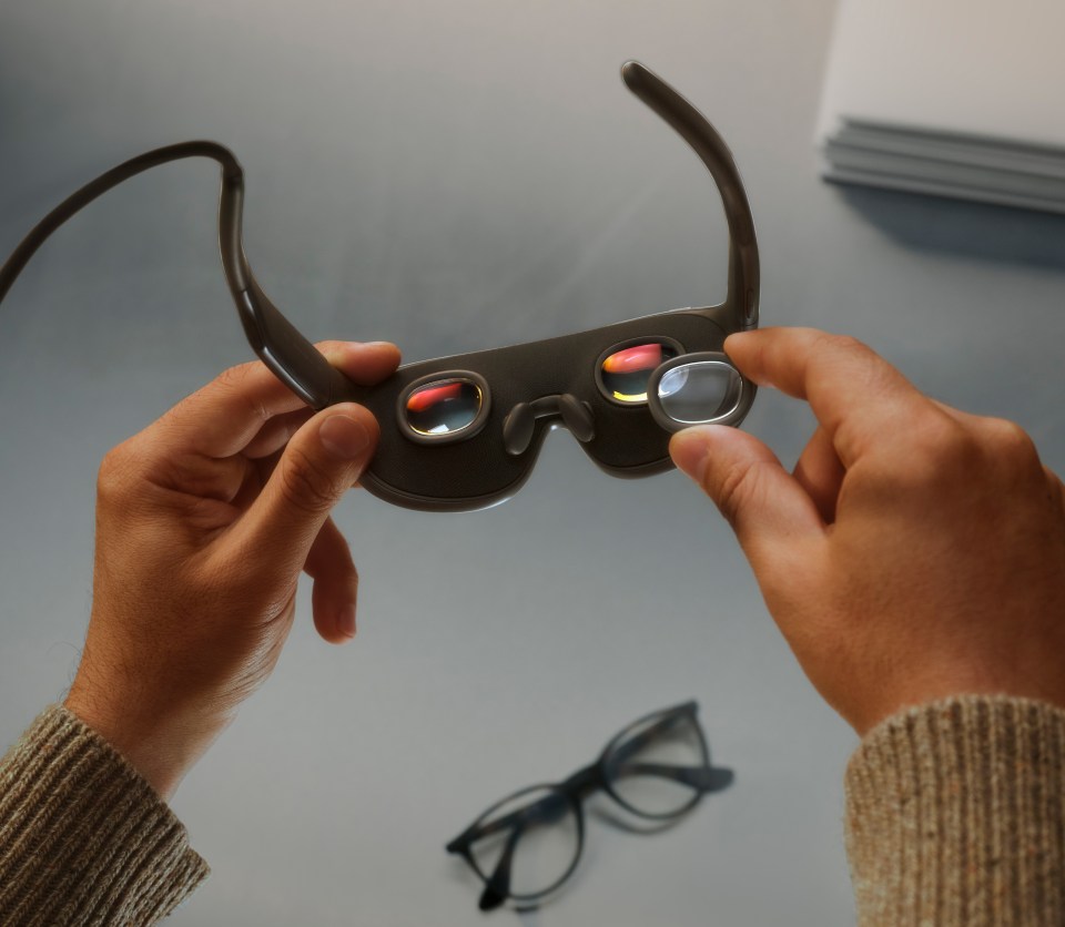 메타 VR 글래스 안쪽 렌즈를 손에 들고 살펴보는 공식 제품 이미지