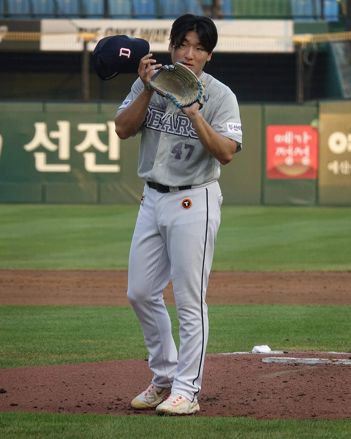 2023년 두산 유니폼을 입고 마운드에 선 곽빈의 자료사진