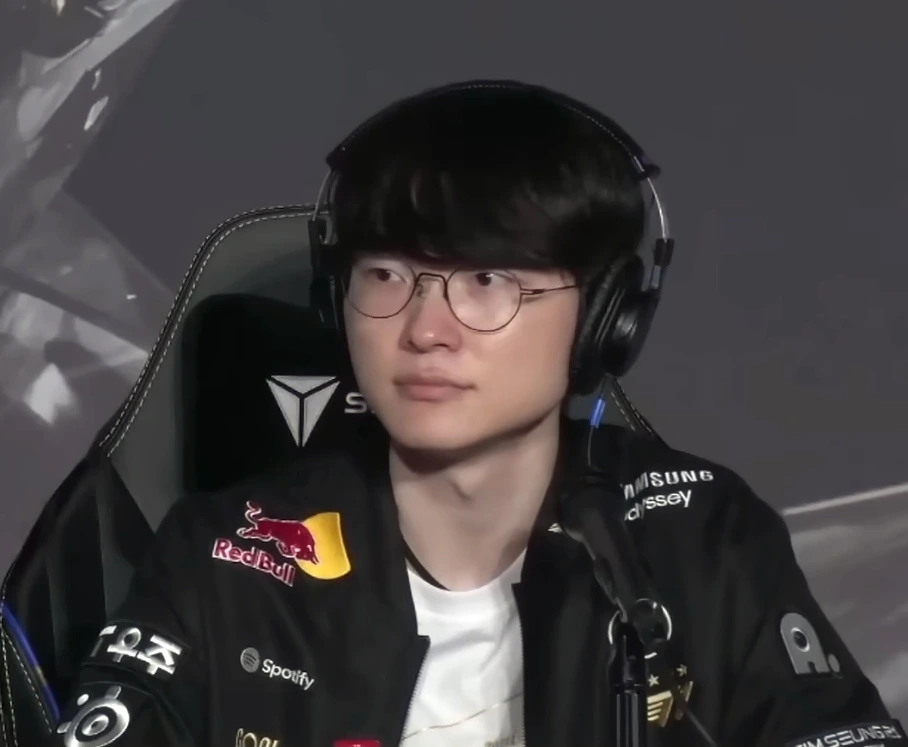 T1 유니폼과 헤드셋을 착용한 페이커, 2025년 월즈 결승 직후