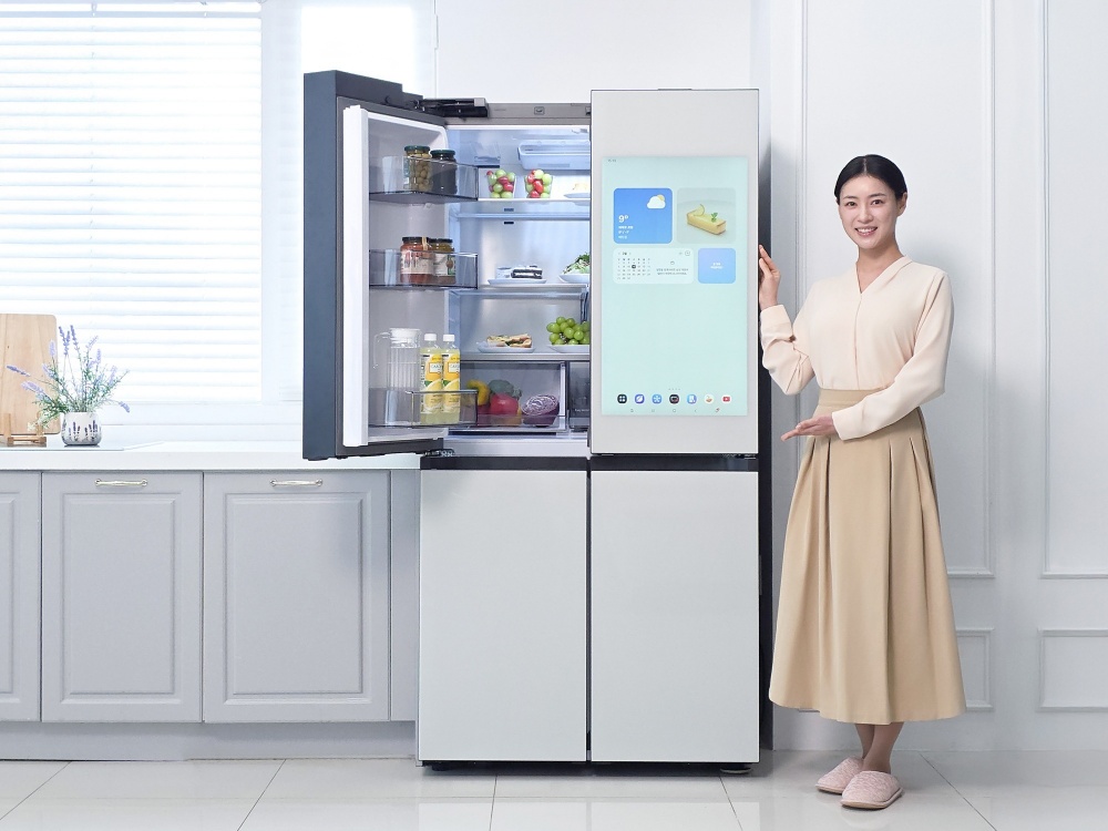삼성전자 모델이 문을 연 비스포크 AI 패밀리허브 냉장고를 소개하는 모습