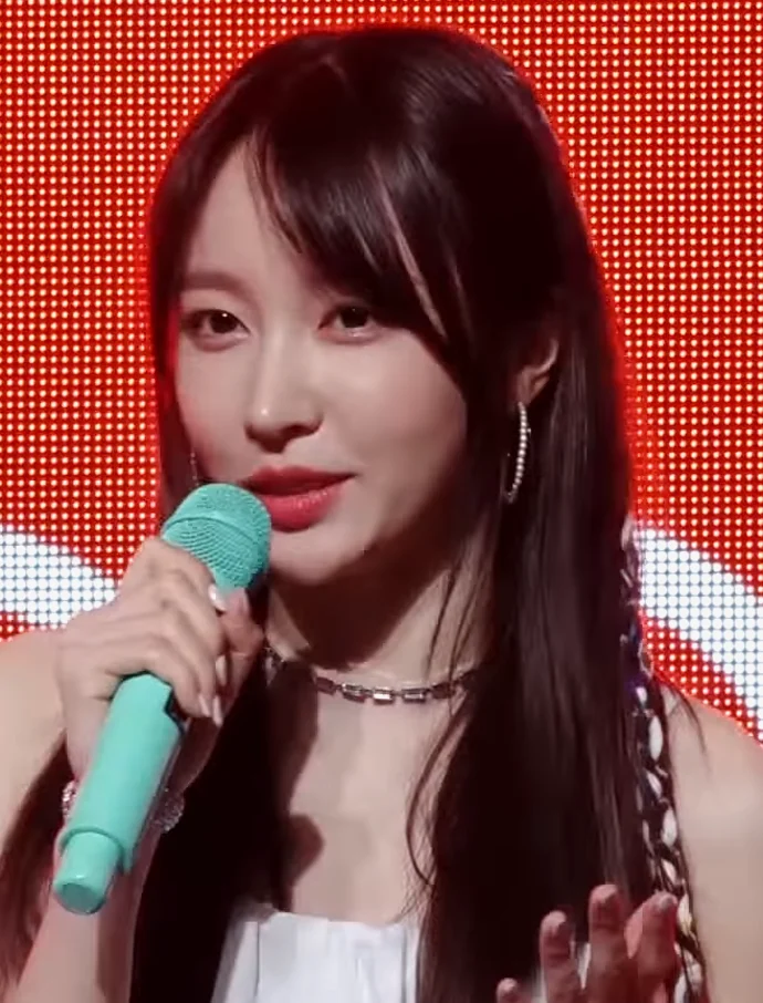 2019년 5월 15일 쇼케이스에서 마이크를 든 안희연 하니
