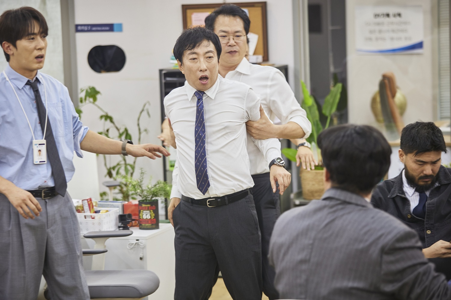 직장인들 시즌3 공식 공개 사진 속 사무실 장면