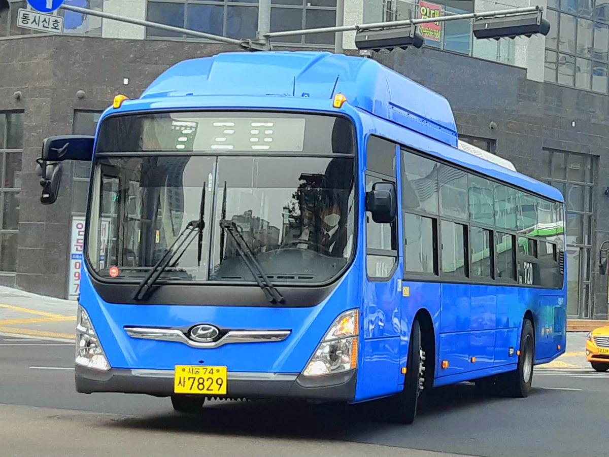 서울 도로를 달리는 파란색 720번 시내버스 자료사진