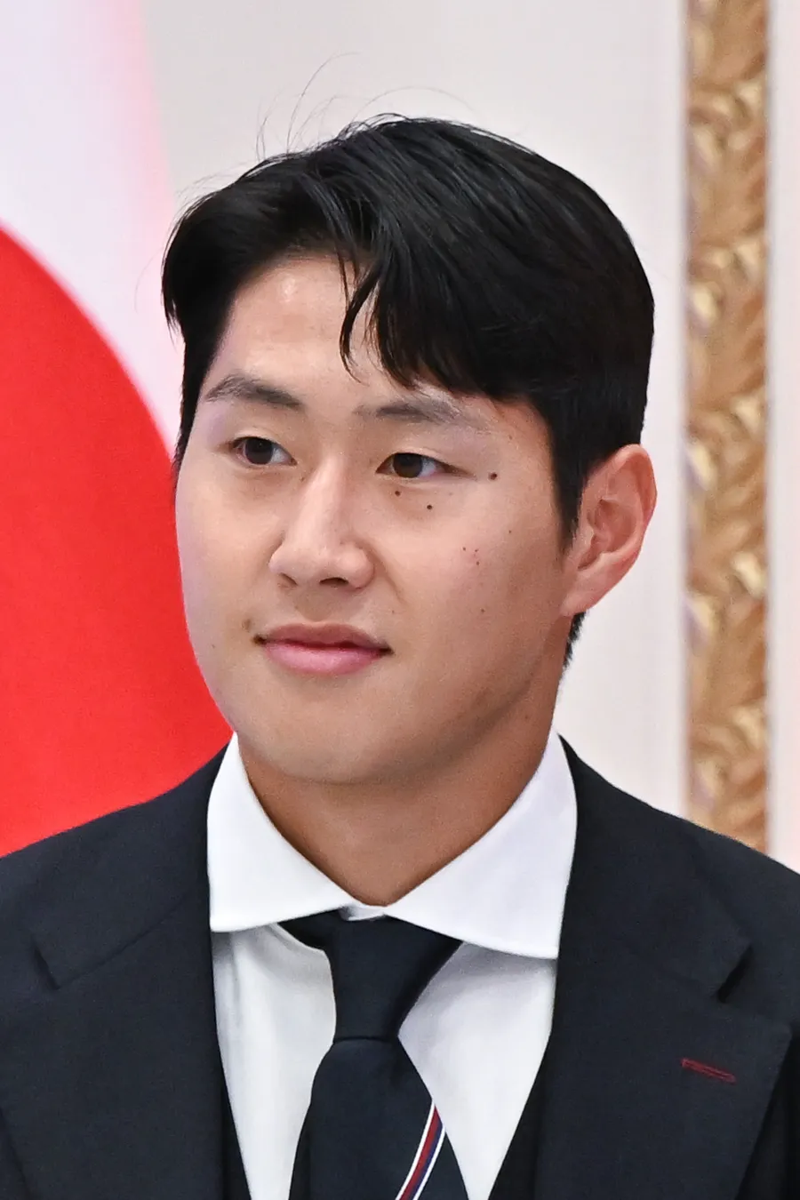 정장 차림으로 행사에 참석한 이강인