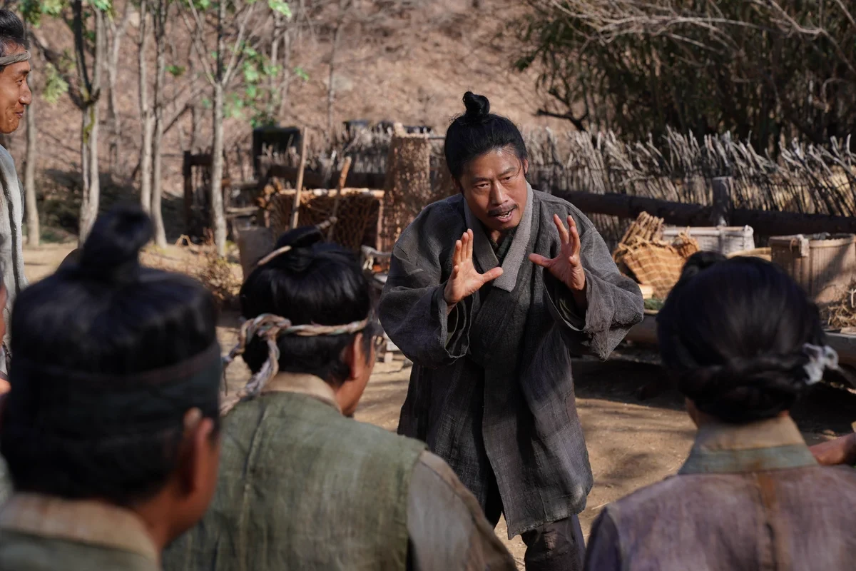 마을 사람들에게 이야기하는 엄흥도 역의 유해진