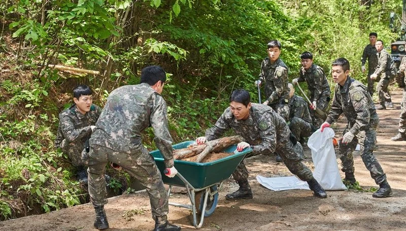 신병4 공식 소개의 군부대 작업 장면
