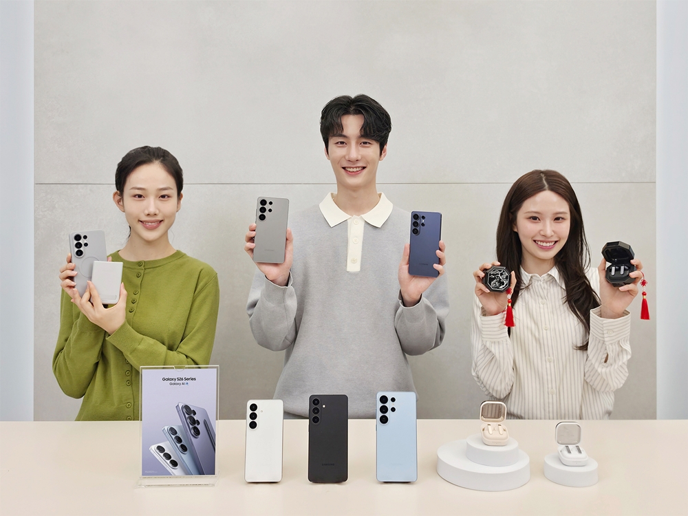 삼성전자 모델이 갤럭시 S26 시리즈를 소개하는 공식 출시 사진